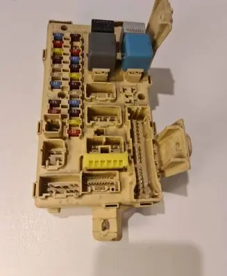 Toyota Avensis T250 Fuse module 82641CA010F 05042819351402 905762