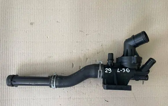 Renault Trafic III (X82) Thermostat housing 110410527R