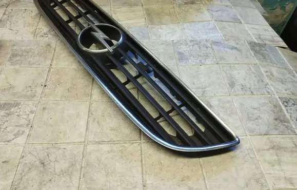 Opel Zafira A Front bumper upper radiator grill 90580685
