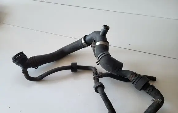 Volkswagen PASSAT B7 Engine coolant pipe/hose