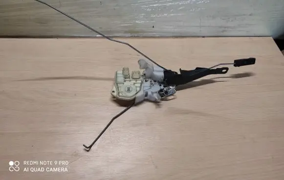 Honda CR-V Front door lock