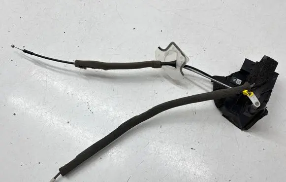 Nissan Qashqai Front door lock 24363755