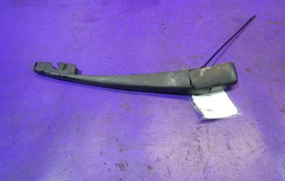 Rear wiper blade arm
