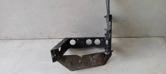 Fender mounting bracket