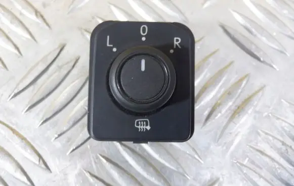 Wing mirror switch