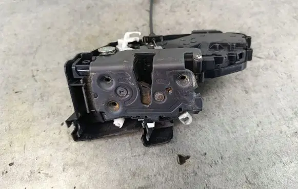 Volvo V50 Front door lock 30753658