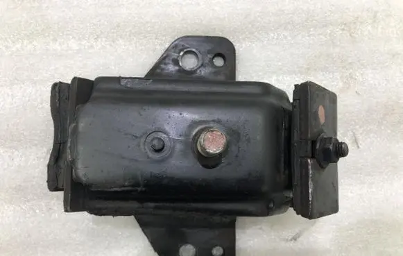 Nissan Navara Engine mount vacuum valve 