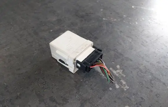 BMW 5 E39 Glow plug pre-heat relay 2247664