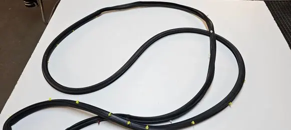Jeep Grand Cherokee WL Rubber seal front door (on door) 