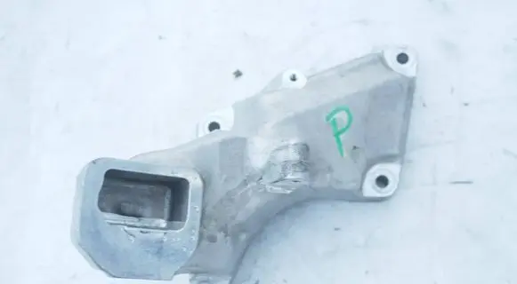 Mercedes-Benz C AMG W205 Engine mounting bracket A1772230204