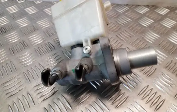 Jaguar XF X250 Master brake cylinder 03350886971
