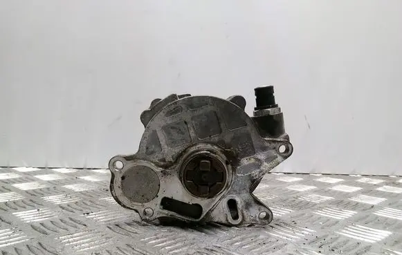 Volkswagen Golf VI Vacuum pump 03L145100