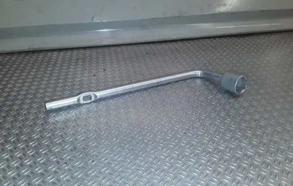Mitsubishi Outlander Wheel nut wrench 