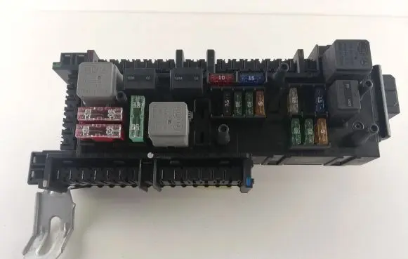 Mercedes-Benz C W204 Fuse module 1670658 016706581