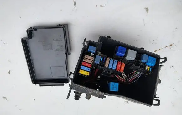 Renault Trafic III (X82) Fuse box cover 758A68898R