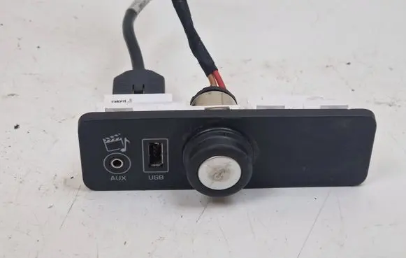 Land Rover Freelander 2 - LR2 AUX in-socket connector 28373818 14060211303