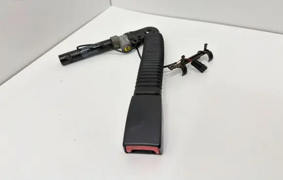 BMW 5 E60 E61 Front seatbelt buckle 24092004 561272102C