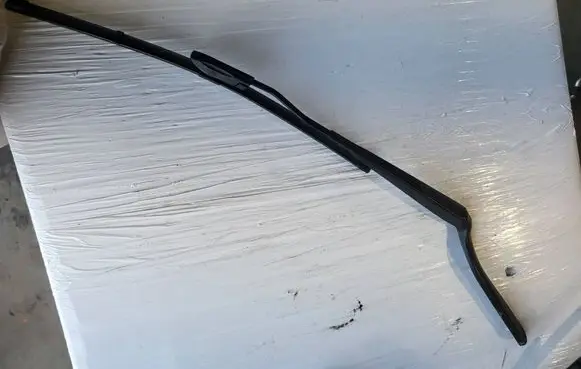 Front wiper blade arm