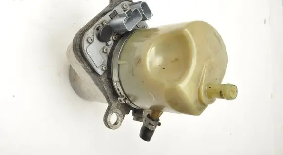 Volvo V50 Power steering pump 30748170