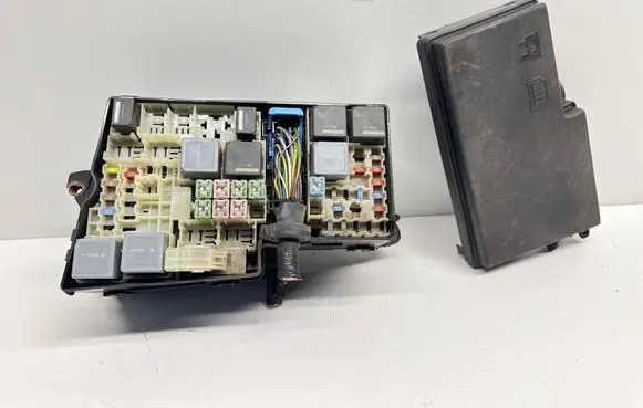 Ford Focus Fuse module F1ET14K733 AV6T14A067AD AV6T14A076AB