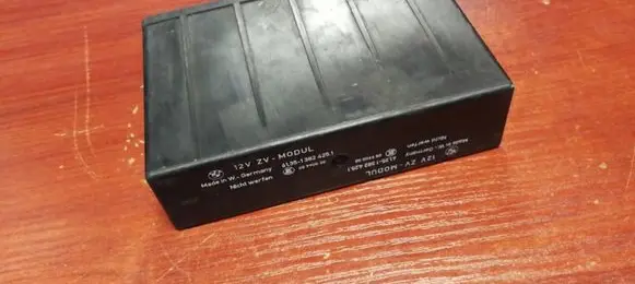 BMW 5 E34 Door central lock control unit/module 1382425