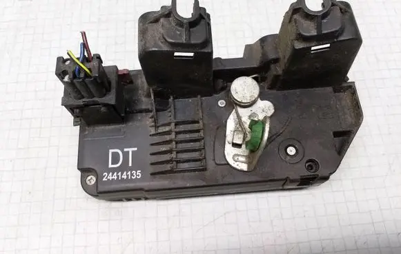 Opel Zafira A Rear door lock DT24414135 24414135