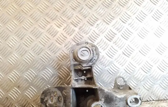 Volkswagen PASSAT B5.5 Engine mounting bracket 8E0199351