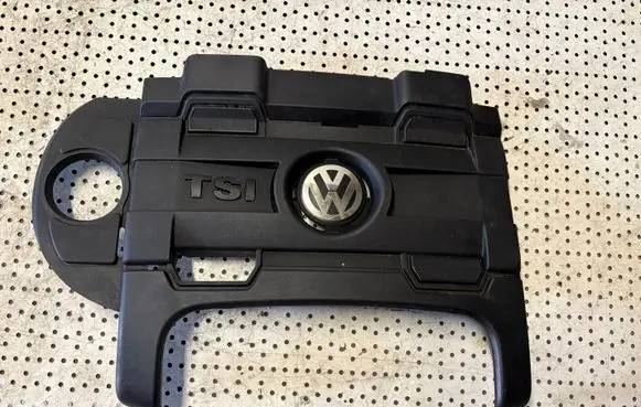 Volkswagen Tiguan Engine cover (trim) 03C103925