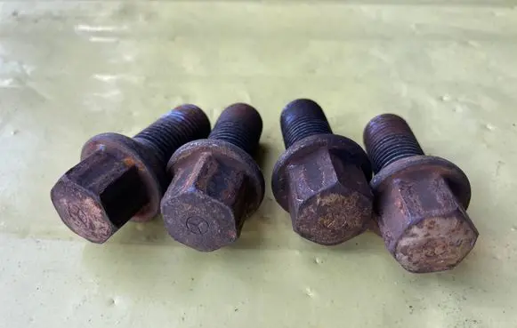 Mercedes-Benz C W204 Nuts/bolts A0009904907 A0009908307