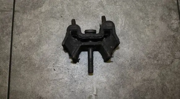 Mercedes-Benz ML W163 Engine mount bracket