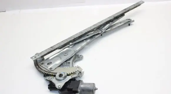 Mitsubishi L200 Front door window regulator with motor 5713A476