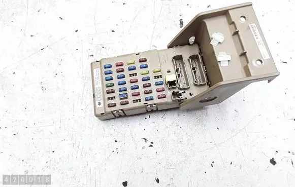 Subaru Forester SH Fuse module 82201FG010 5565 109015