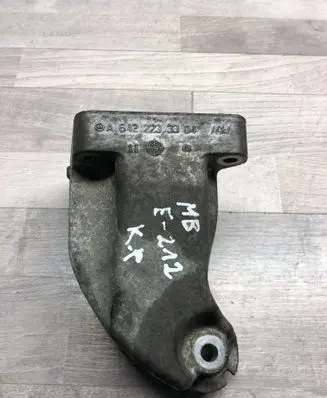 Mercedes-Benz E W212 Engine mounting bracket A6422233304
