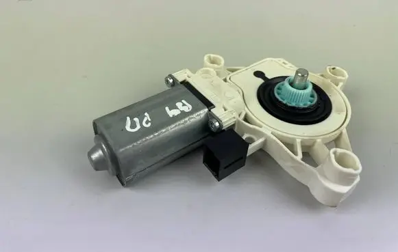 Volkswagen PASSAT B9 Front door window regulator motor 4K0959802