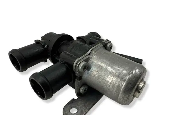 Volkswagen Golf VIII Coolant heater control valve 5Q0906457C