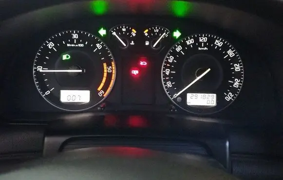 Speedometer (instrument cluster)