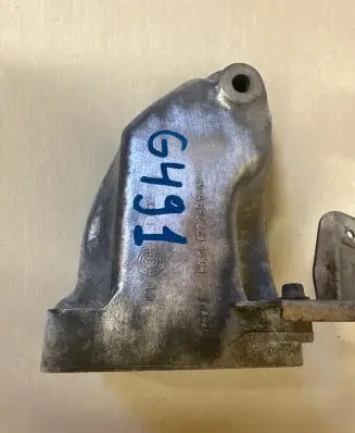 Mercedes-Benz E W213 Engine mounting bracket A6422234604