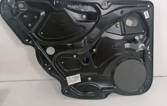 Rear door manual window regulator