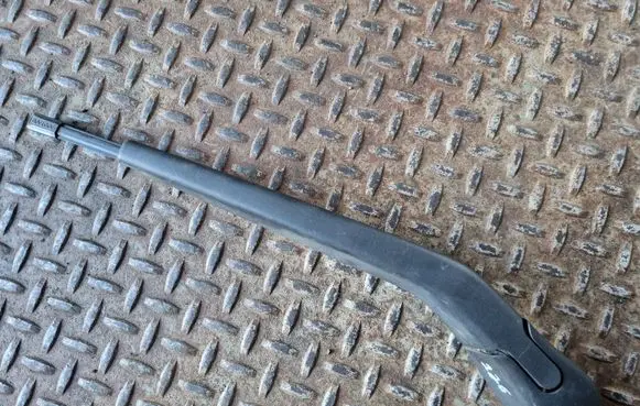 Rear wiper blade arm