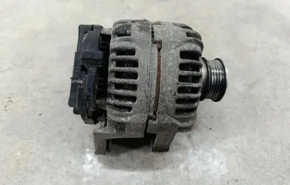 Opel Zafira B Generator/alternator 55556067