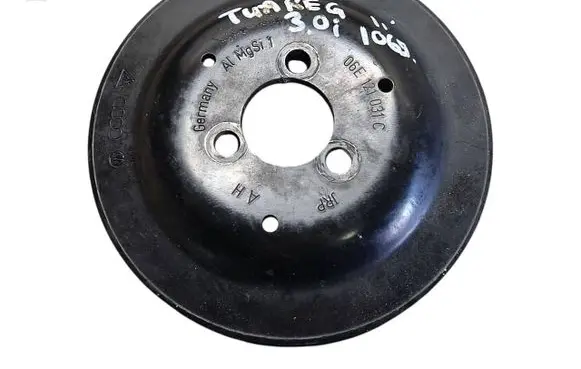 Volkswagen Touareg II Power steering pump pulley 06E121031C