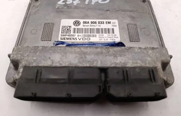 Volkswagen Golf V Engine control unit/module 06A906033EM 5WP40267