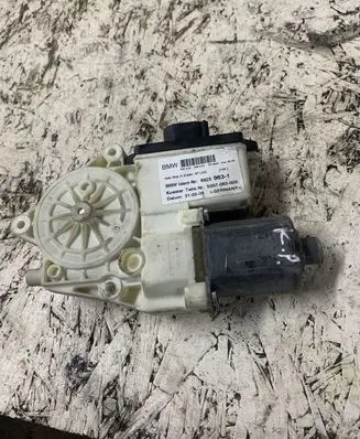 BMW X3 E83 Front door window regulator motor 69259631