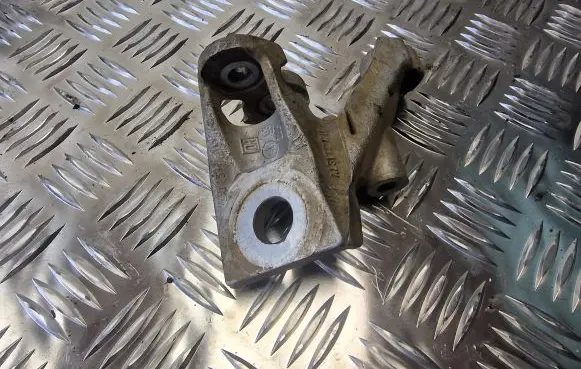 Audi A8 S8 D3 4E Gearbox mounting bracket 4E0399113AE