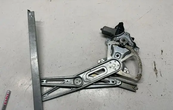 Toyota Auris E180 Front door window regulator with motor