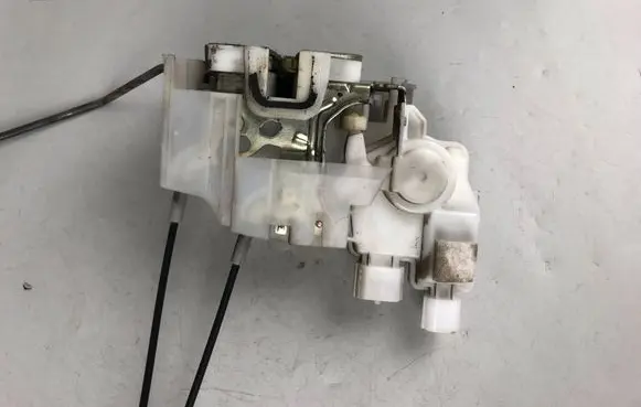 Subaru Legacy Front door lock