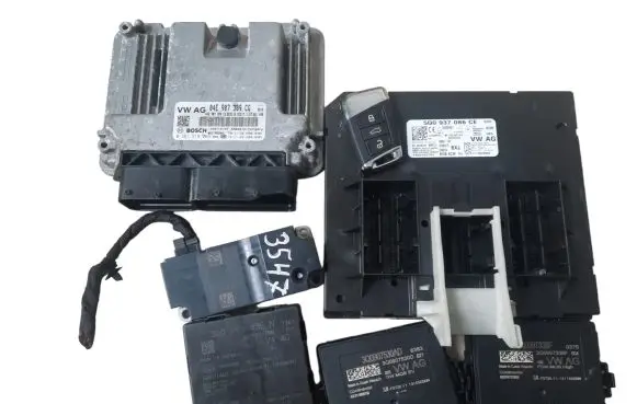 Volkswagen PASSAT B8 Engine ECU kit and lock set 04E907309CG 5Q0937086CE 3Q0905861B