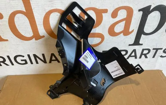 Volvo XC40 Front bumper mounting bracket 32136092
