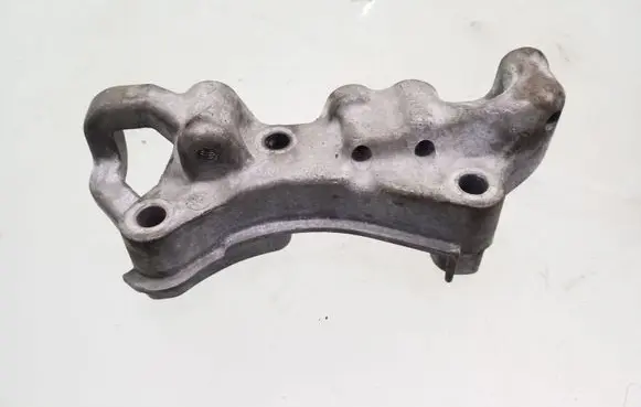 Peugeot 308 Engine mounting bracket 9673585780