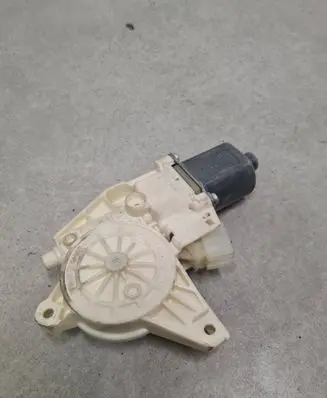 Mercedes-Benz C W204 Front door window regulator motor 0130822502 A2048200242 971218100